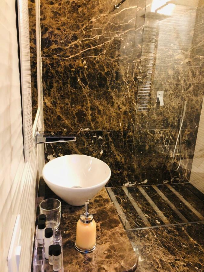 Luxury Frattina 34 Anelli * Rom